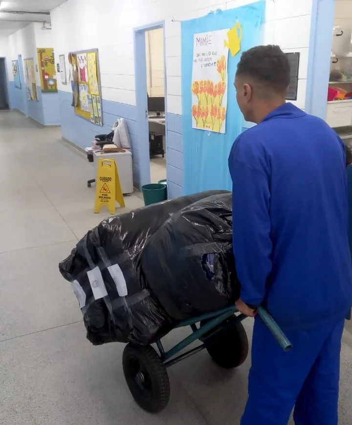 Peças de uniforme sendo organizadas para entrega