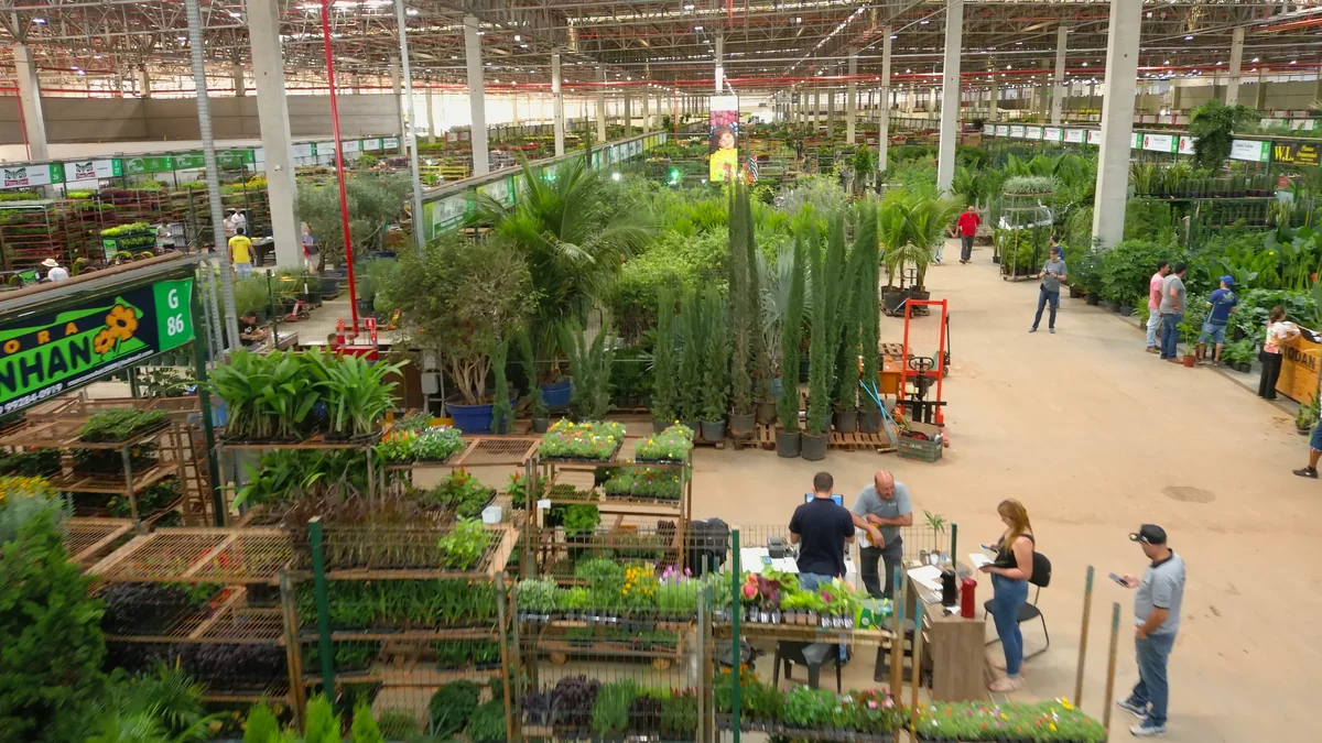 Produtores de diversos estados comercializam flores e plantas ornamentais nos pavilhões do Ceaflor