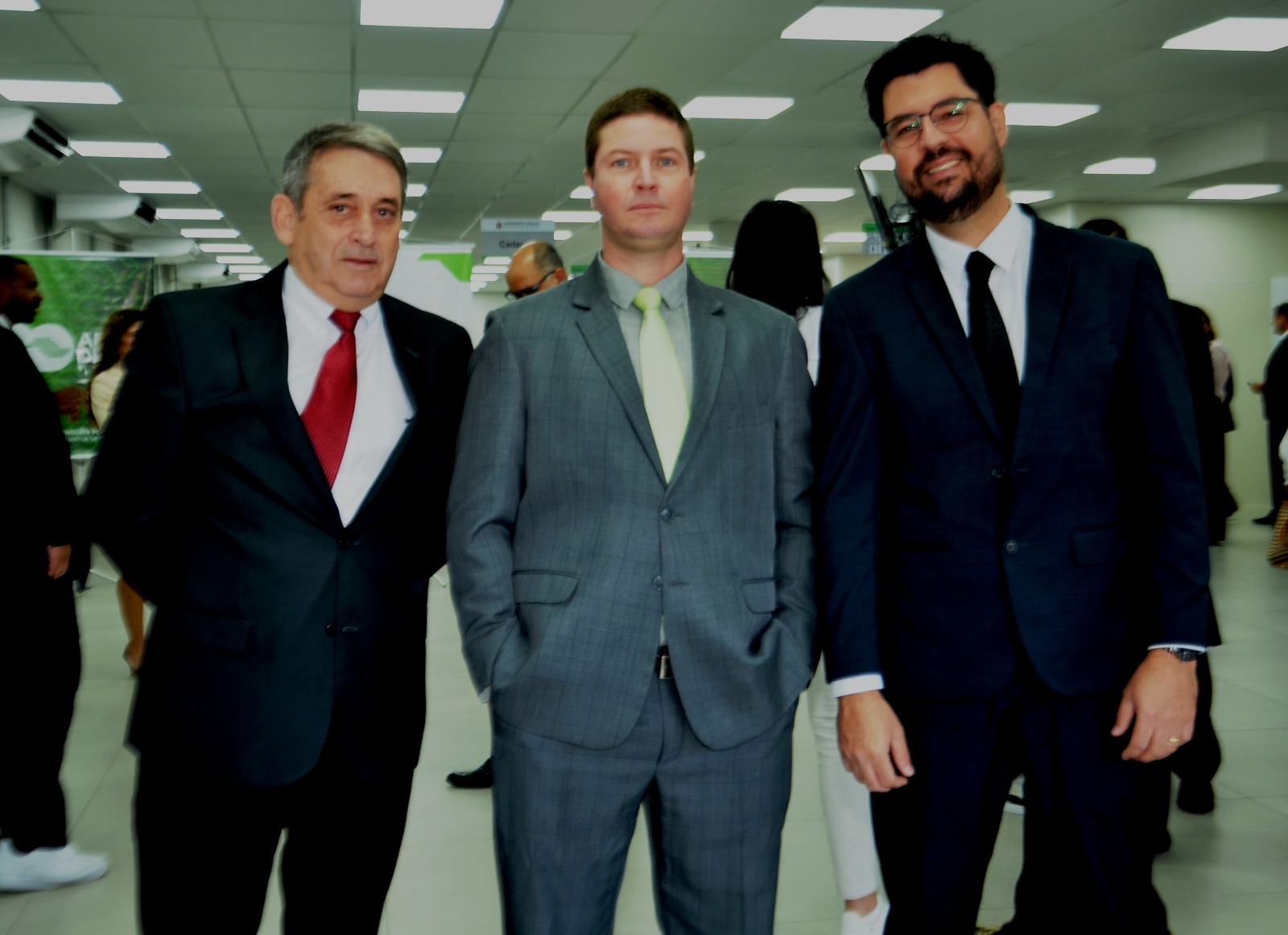 Sérgio Rosa, Israel Azenha e Gabriel de Araujo durante a cerimônia