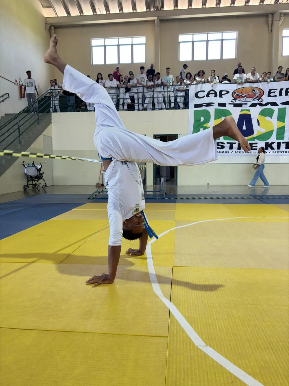 Atleta de capoeira de Hortolândia realizando acrobacia em apresentação