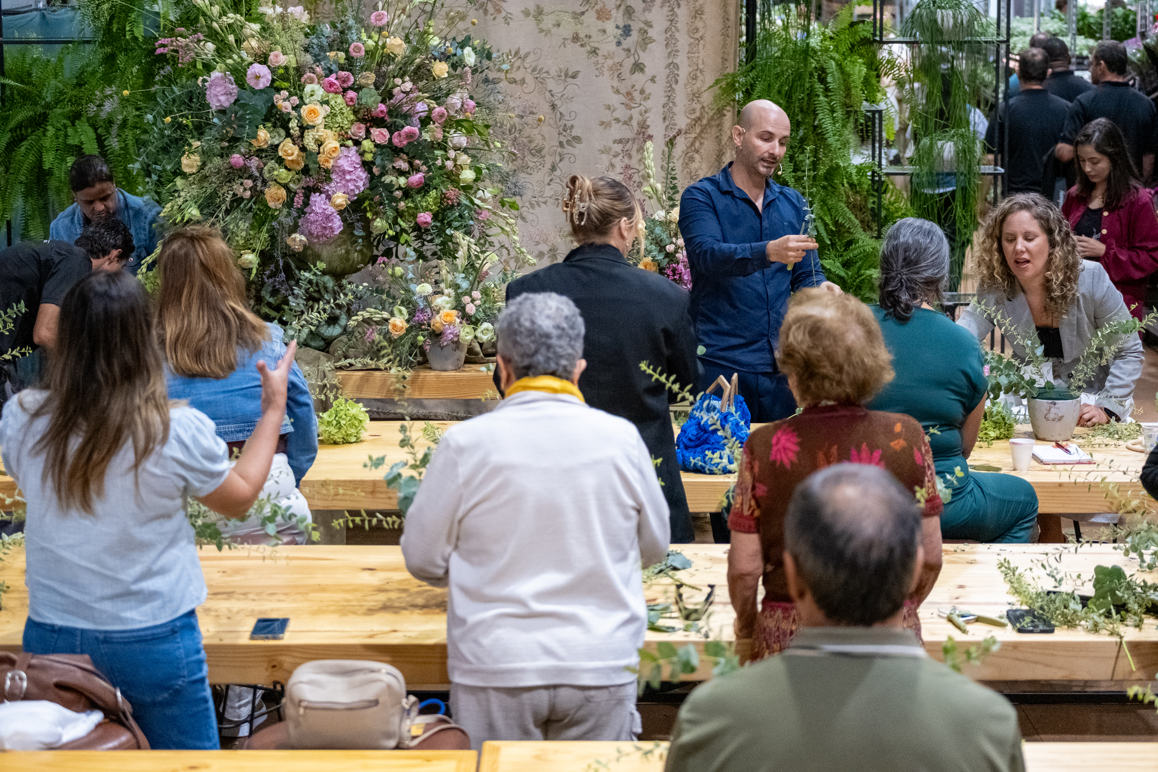 Demonstração técnica e oficina de arte floral no Espaço Experiência do Veiling Market