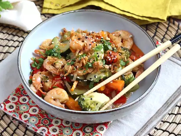 Wok de legumes e camarões