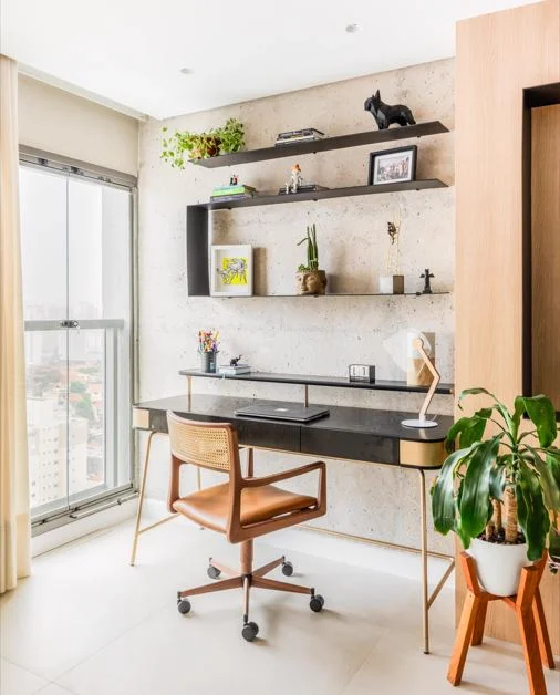 Parede de concreto aparente preservada em home office contemporâneo
