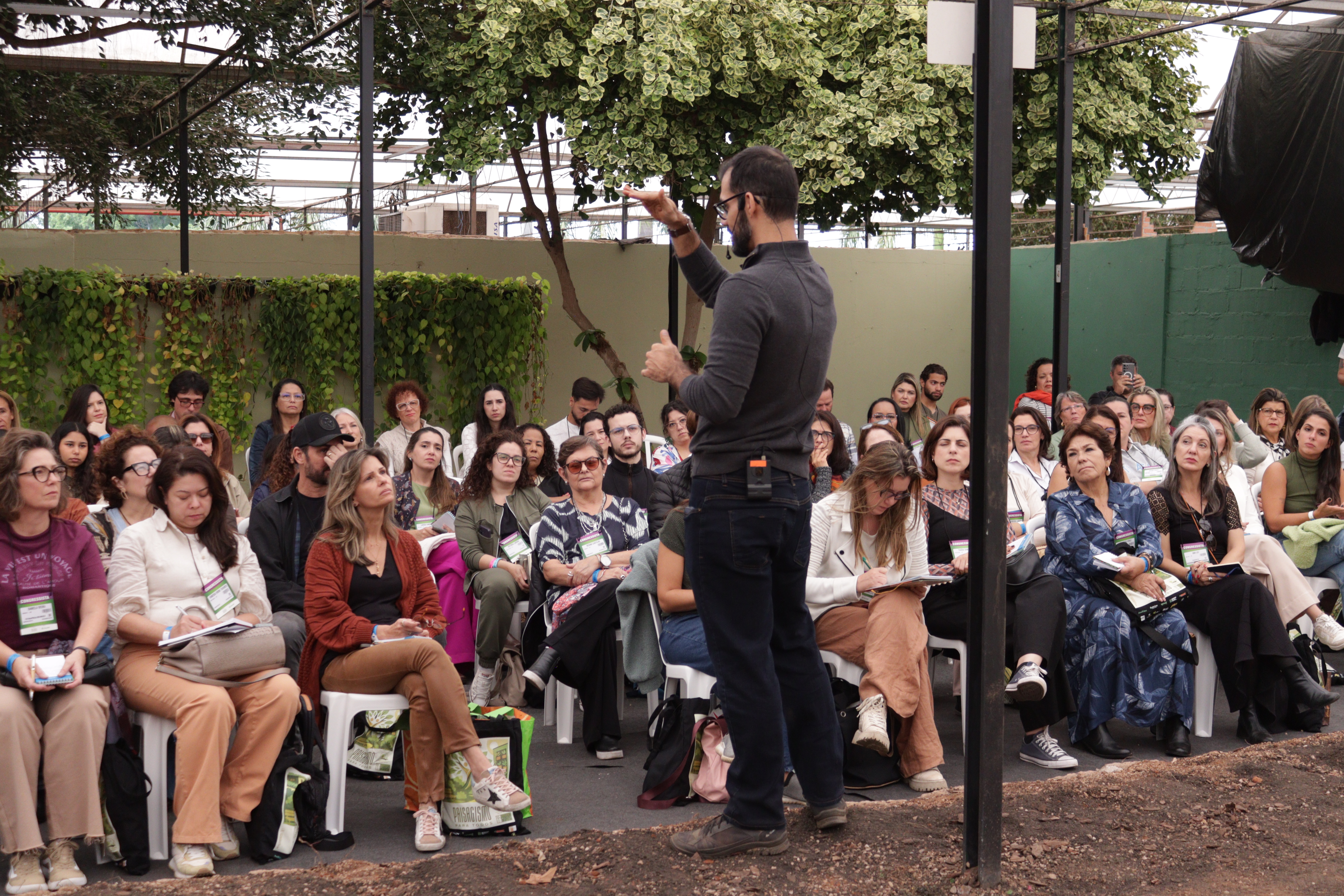 Profissionais em aula prática de jardinagem e paisagismo durante workshop técnico.