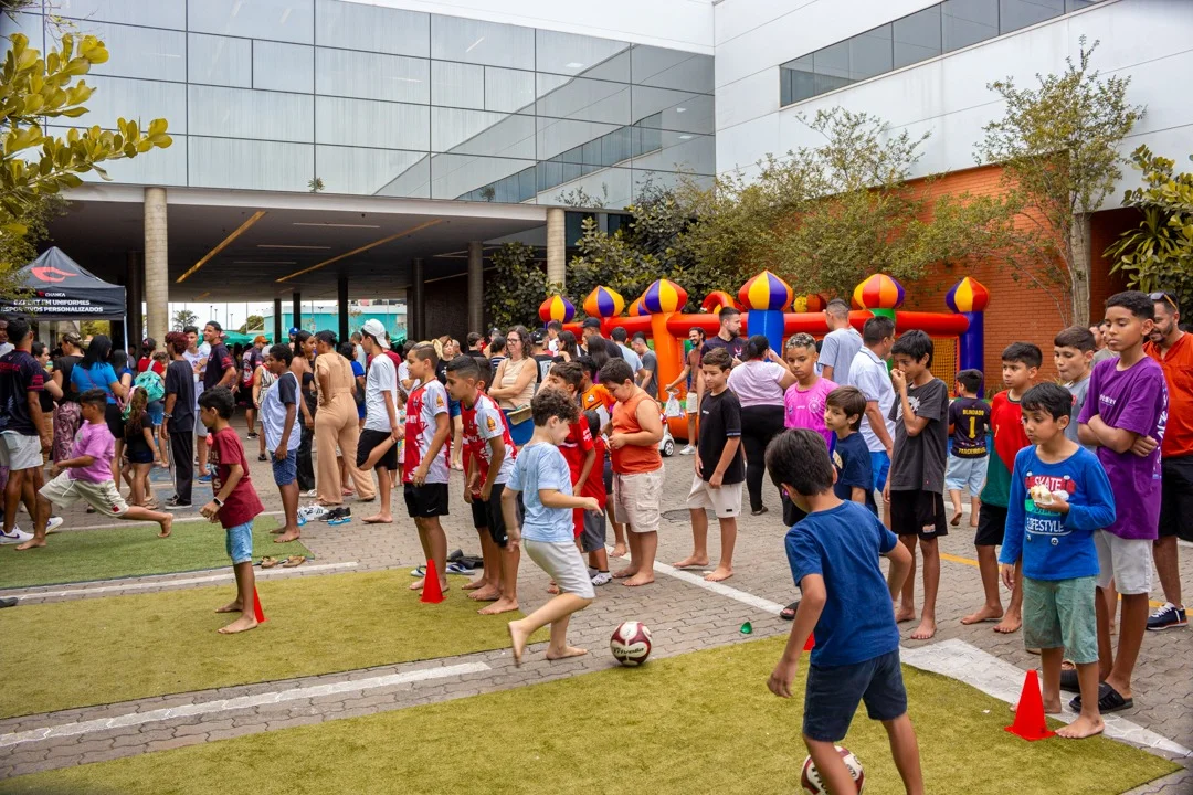 Atividades esportivas e brinquedos infláveis na Alameda ParkCity Sumaré