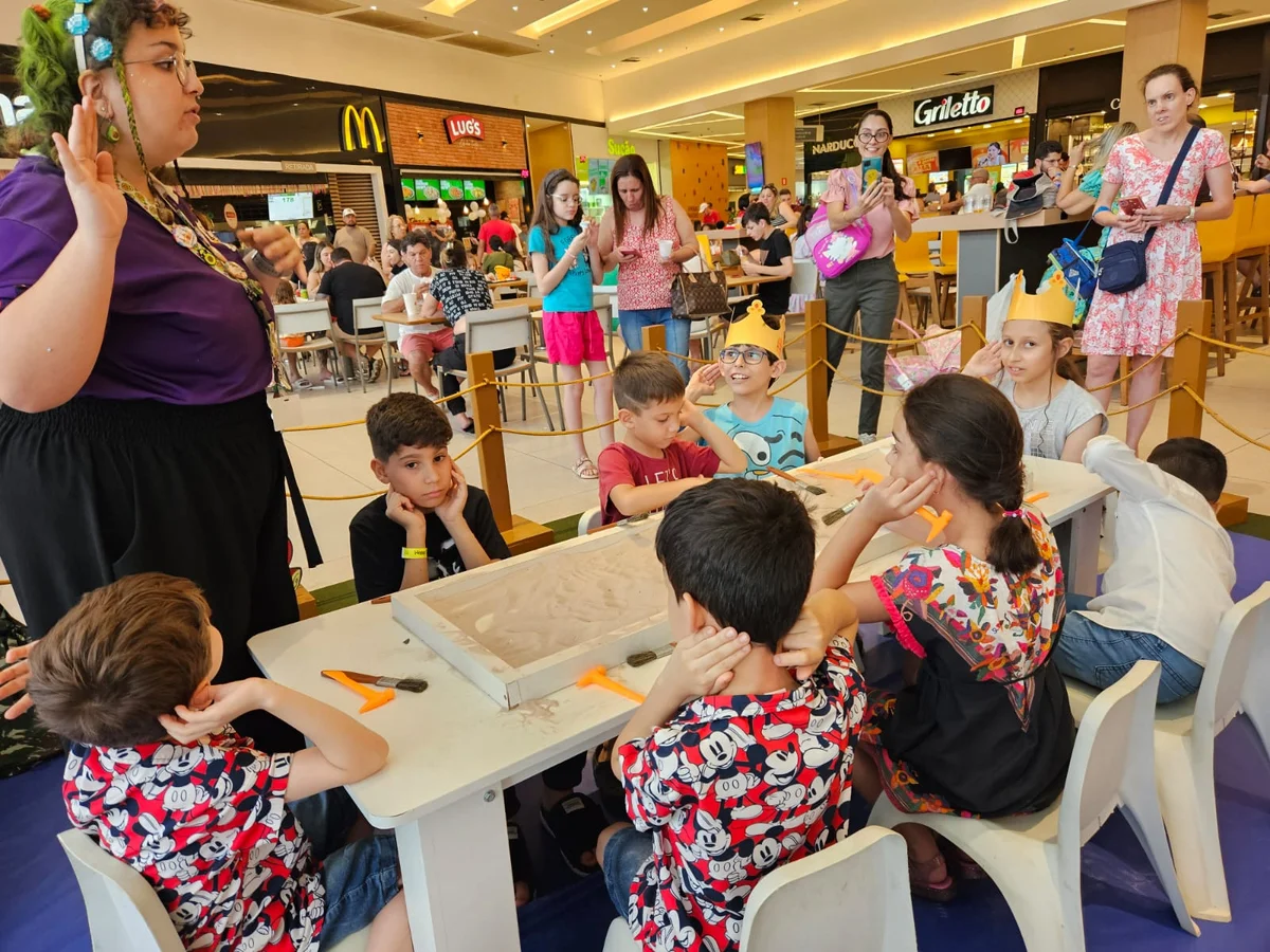 Crianças participam de gincanas e oficinas na Praça de Alimentação do Shopping ParkCity Sumaré