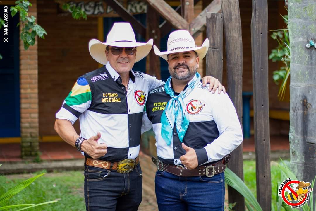 Organizadores Ângelo Máximo e Gê Aroeira com a camisa oficial do evento Espanta Abeia