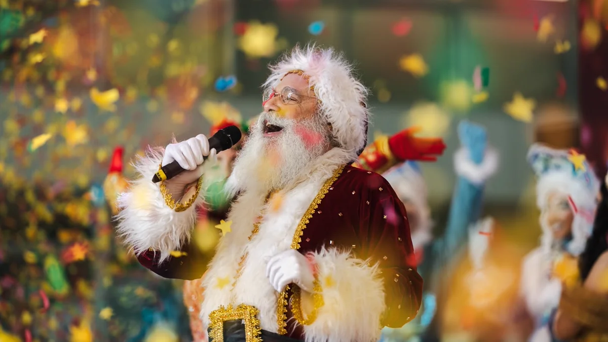 Apresentação artística com Papai Noel cantando na programação do Natal Caminhos dos Sonhos em Campinas