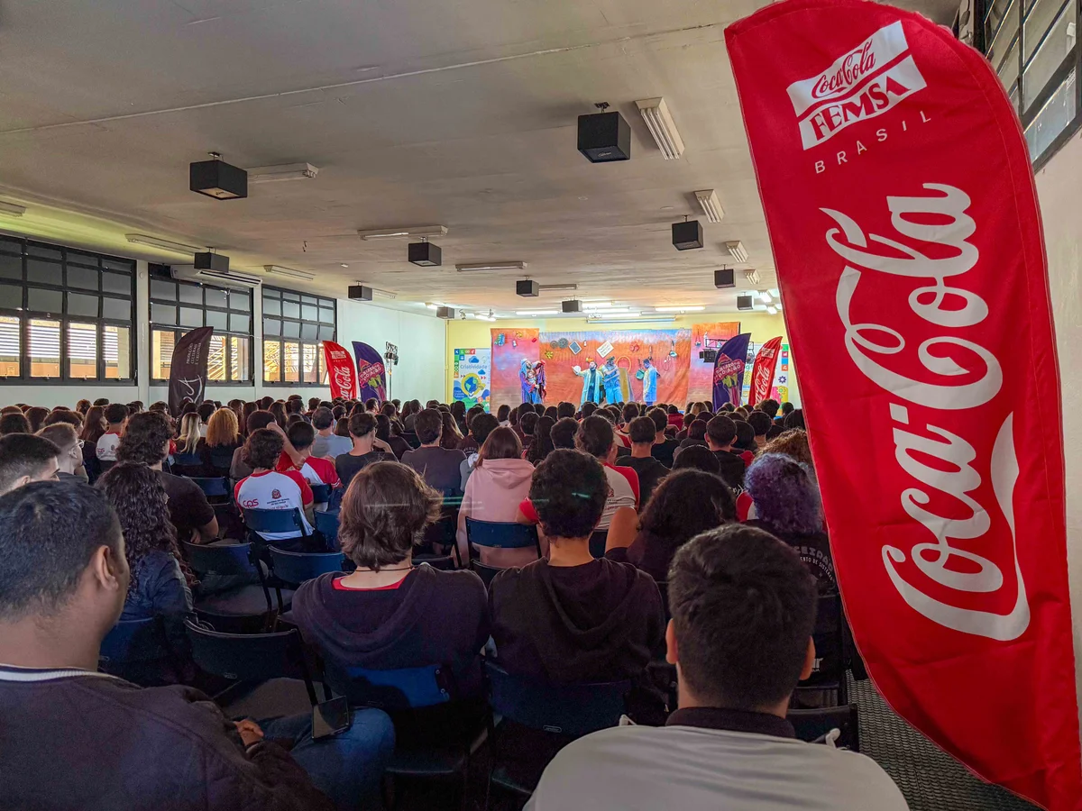 Auditório com comunidade e jovens em evento apoiado pela Coca-Cola FEMSA