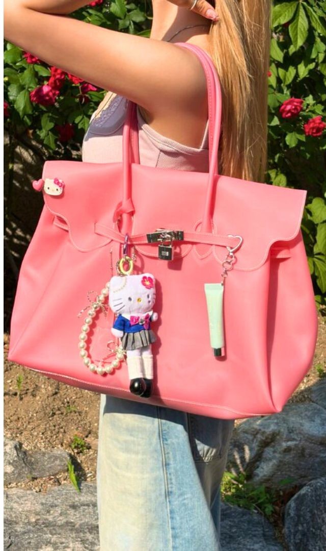 Bolsa jelly rosa em PVC com chaveiros decorativos para o verão