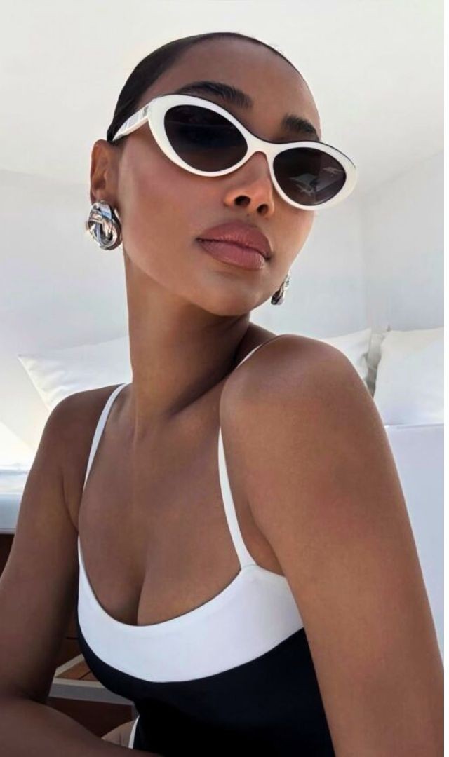 Óculos de sol estilo gatinho cat-eye com armação branca em produção de verão