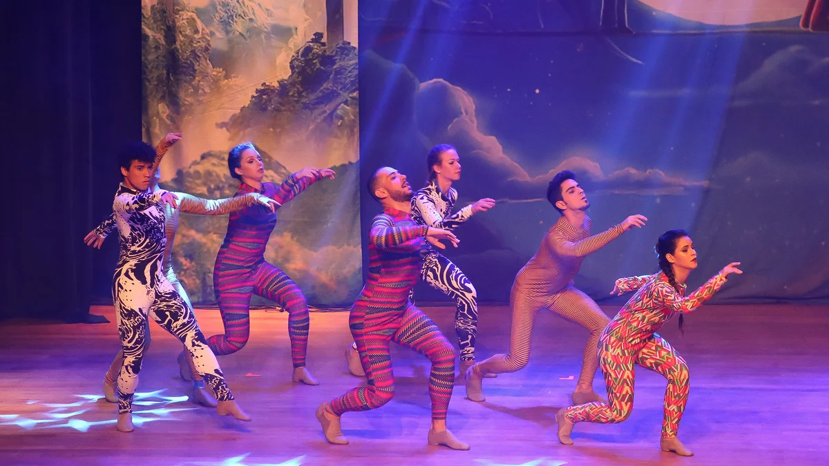 Elenco do musical infantil Clássicos Encantados no palco