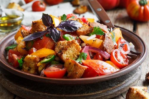 Panzanella, Salada de Pão Italiana.jpg
